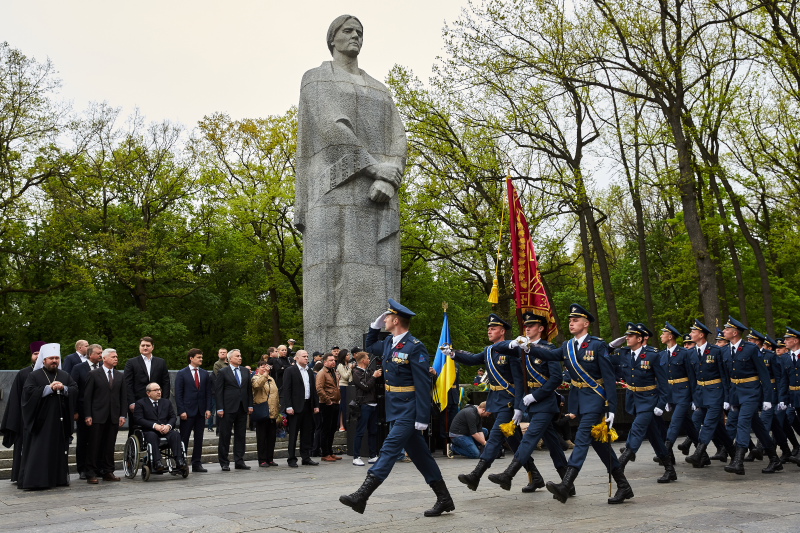 Харків'яни поклали квіти на Меморіалі Слави - 14