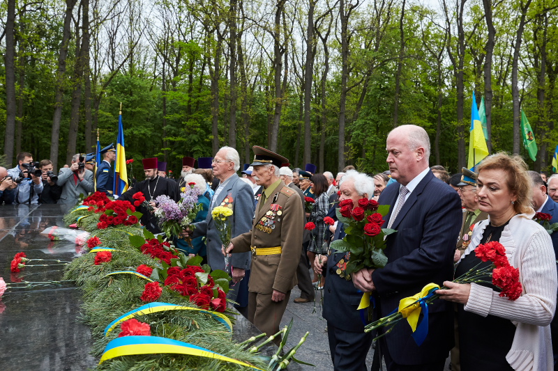 Харків'яни поклали квіти на Меморіалі Слави - 15