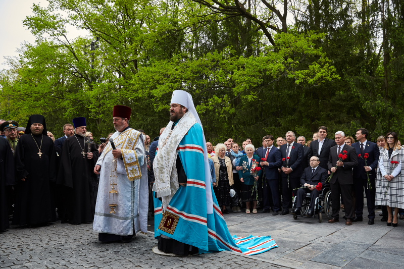 Харків'яни поклали квіти на Меморіалі Слави - 16