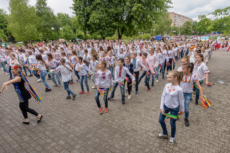 В Індустріальному районі пройшов загальноміський фестиваль «Веселкою сплелися кольори» - 2