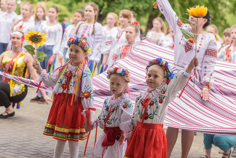 В Індустріальному районі пройшов загальноміський фестиваль «Веселкою сплелися кольори» - 4