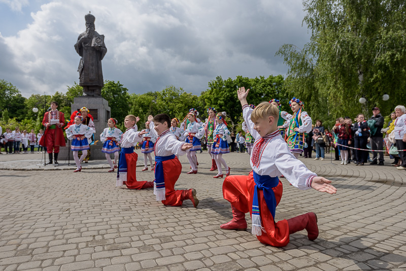 В Індустріальному районі пройшов загальноміський фестиваль «Веселкою сплелися кольори» - 16