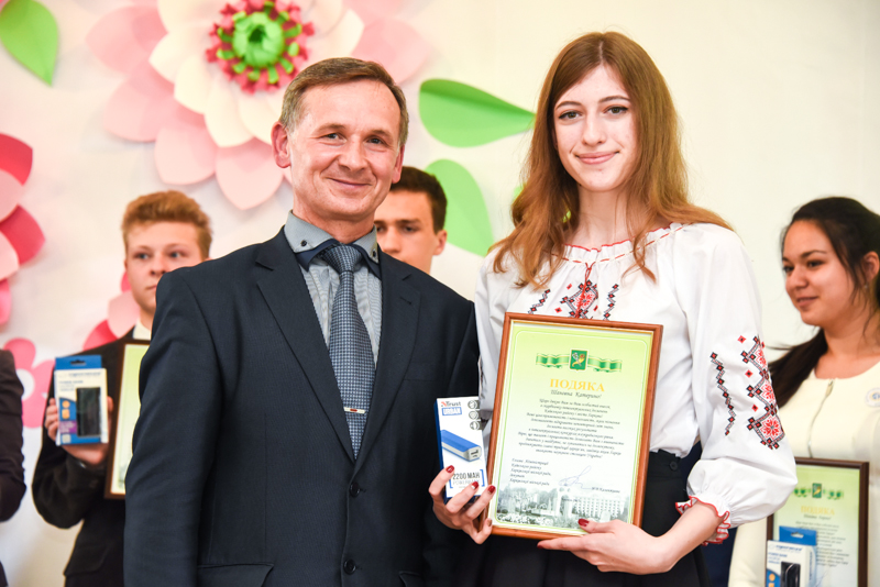 У Київському районі нагородили талановитих дітей і вчителів - 4