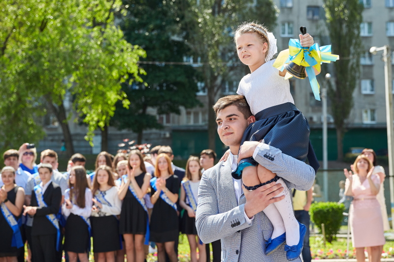Свято останнього дзвоника у Харківській спеціалізованій школі №132