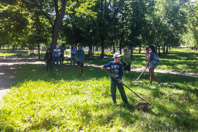 У Слобідському районі напередодні Трійці провели суботник