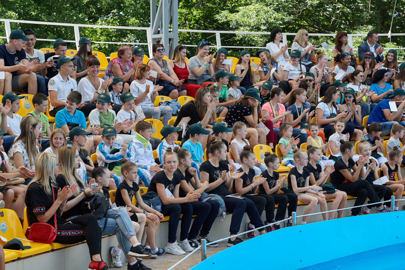 Переможці дитячого спортивного фестивалю відвідали дельфінарій