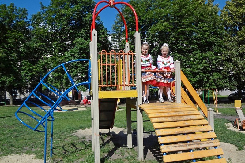 У Слобідському районі відкрили дитячий майданчик