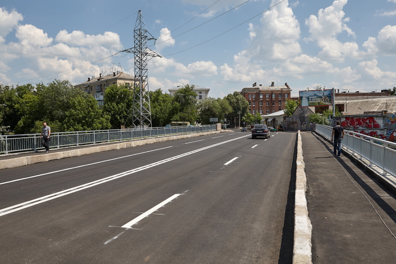 Завершено ремонт моста по провулку Фейєрбаха