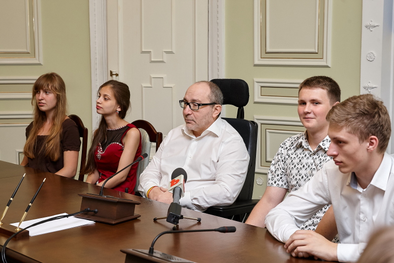 Геннадій Кернес прийняв у міськраді харківських випускників