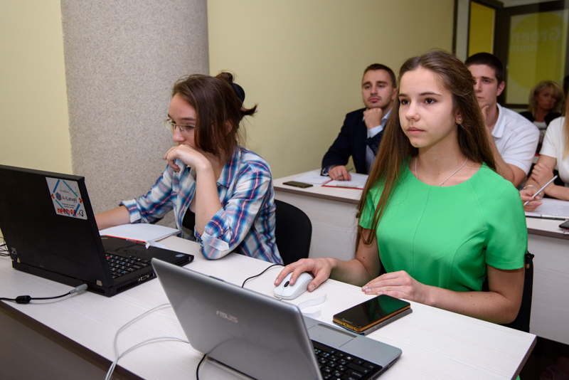 Харківські школярі презентували перші роботи в рамках IT-проекту