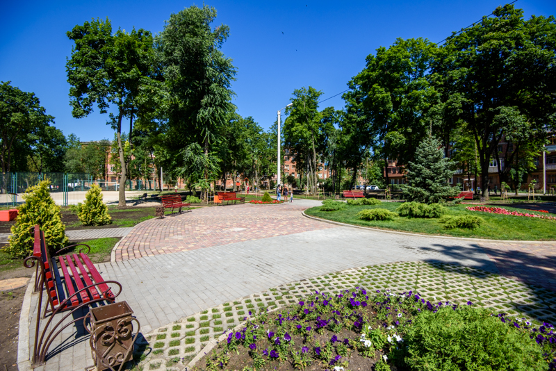 В Індустріальному районі впорядковують один із найбільших дворів Харкова