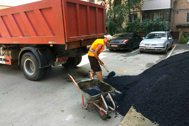 У Новобаварському районі комунальники ремонтують проблемні вимощення