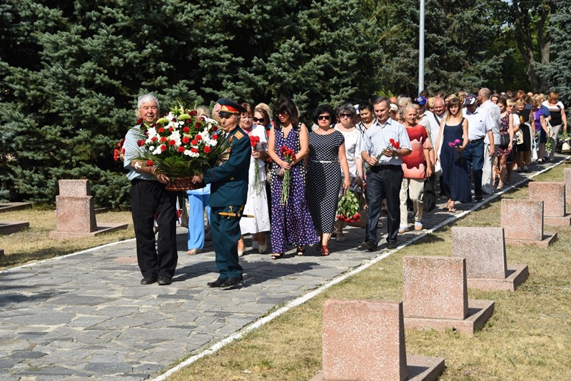 У Київському районі поклали квіти до меморіалу загиблим воїнам