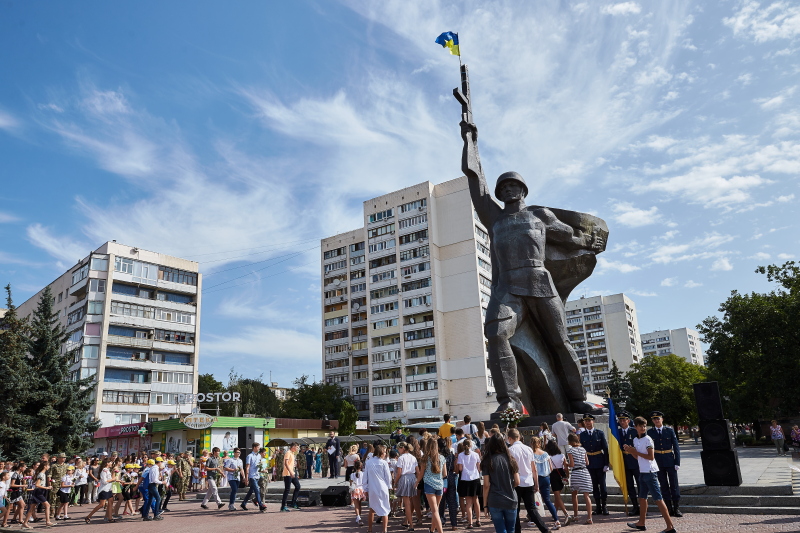 Харків'яни поклали квіти до пам'ятника Солдату