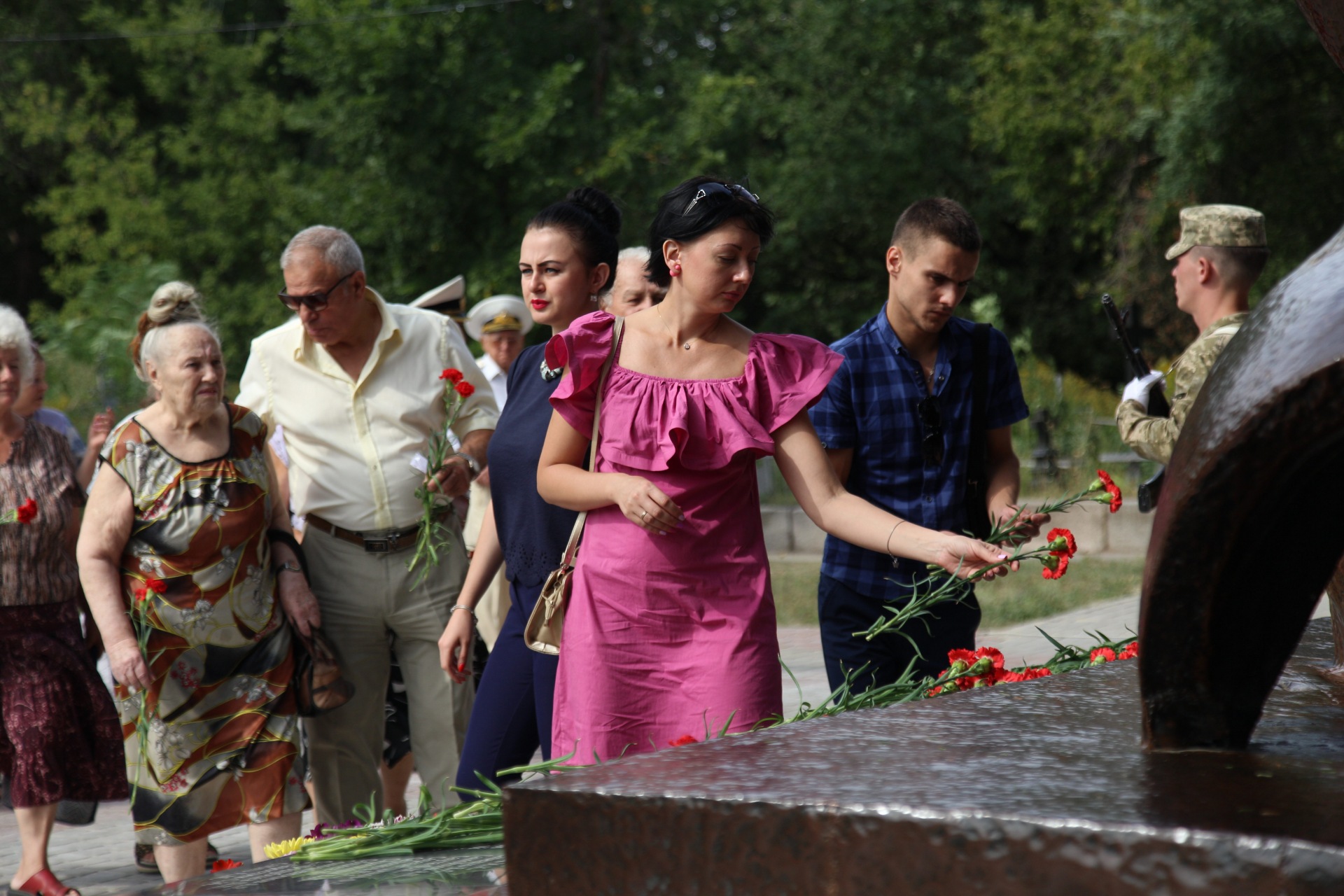 У Холодногірському районі поклали квіти до пам'ятника загиблим бійцям