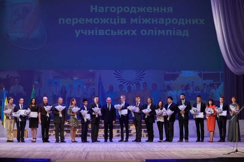 Інклюзивна освіта, нові класи та рейтинг щастя - харківські освітяни провели серпневу конференцію