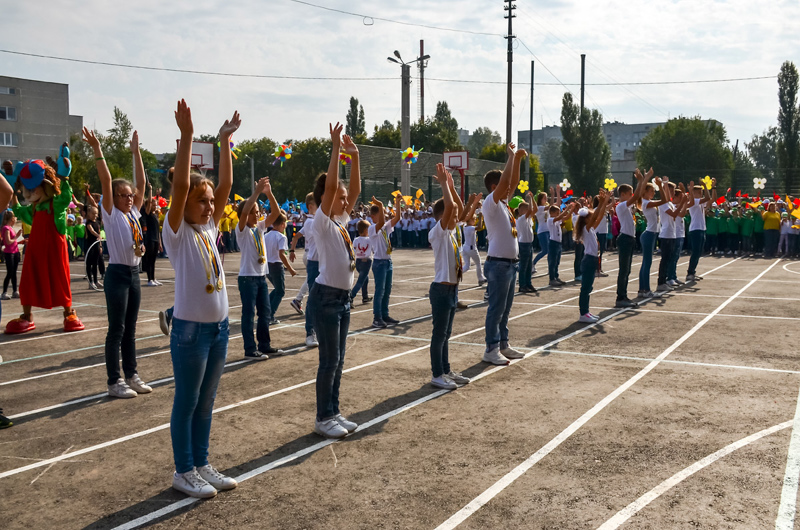 У Новобаварському районі відкрили новий шкільний стадіон