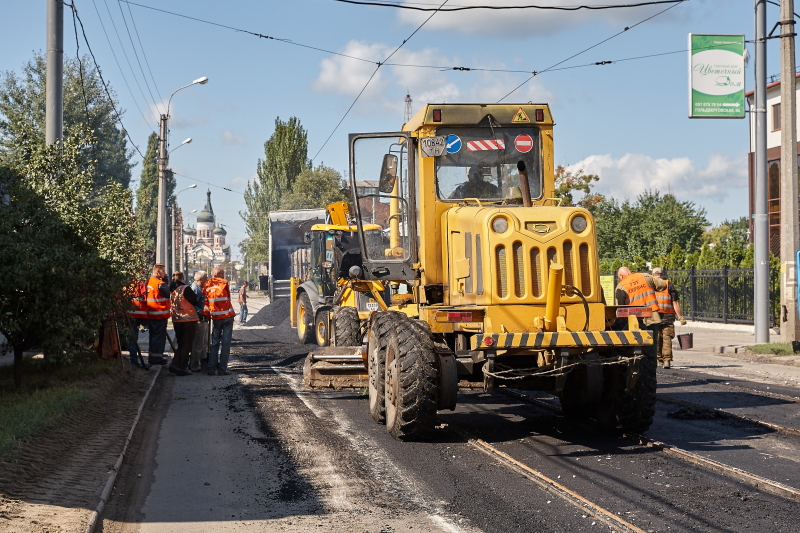 У Харкові продовжують ремонтувати дороги