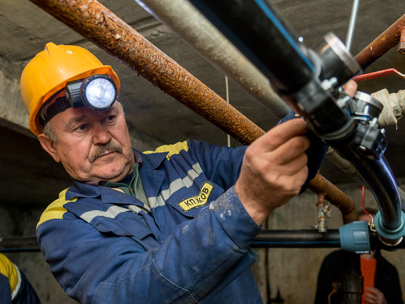 У Харкові продовжують ремонтувати внутрішньобудинкові мережі