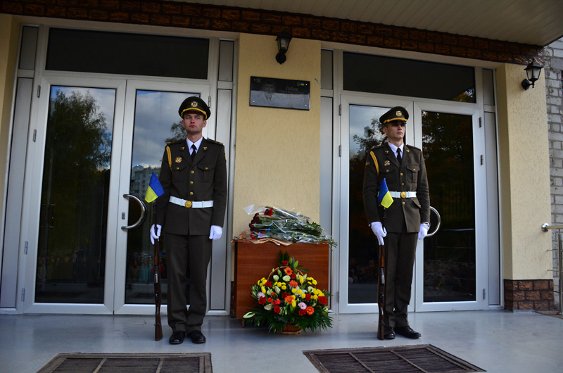 На честь героя АТО в гімназії №82 встановили меморіальну табличку
