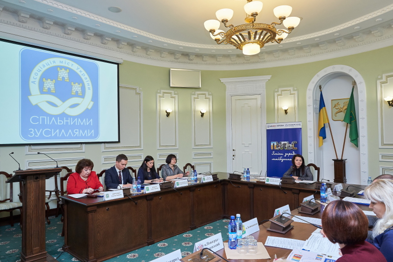 Представники різних міст України вивчають роботу харківських «Прозорих офісів»