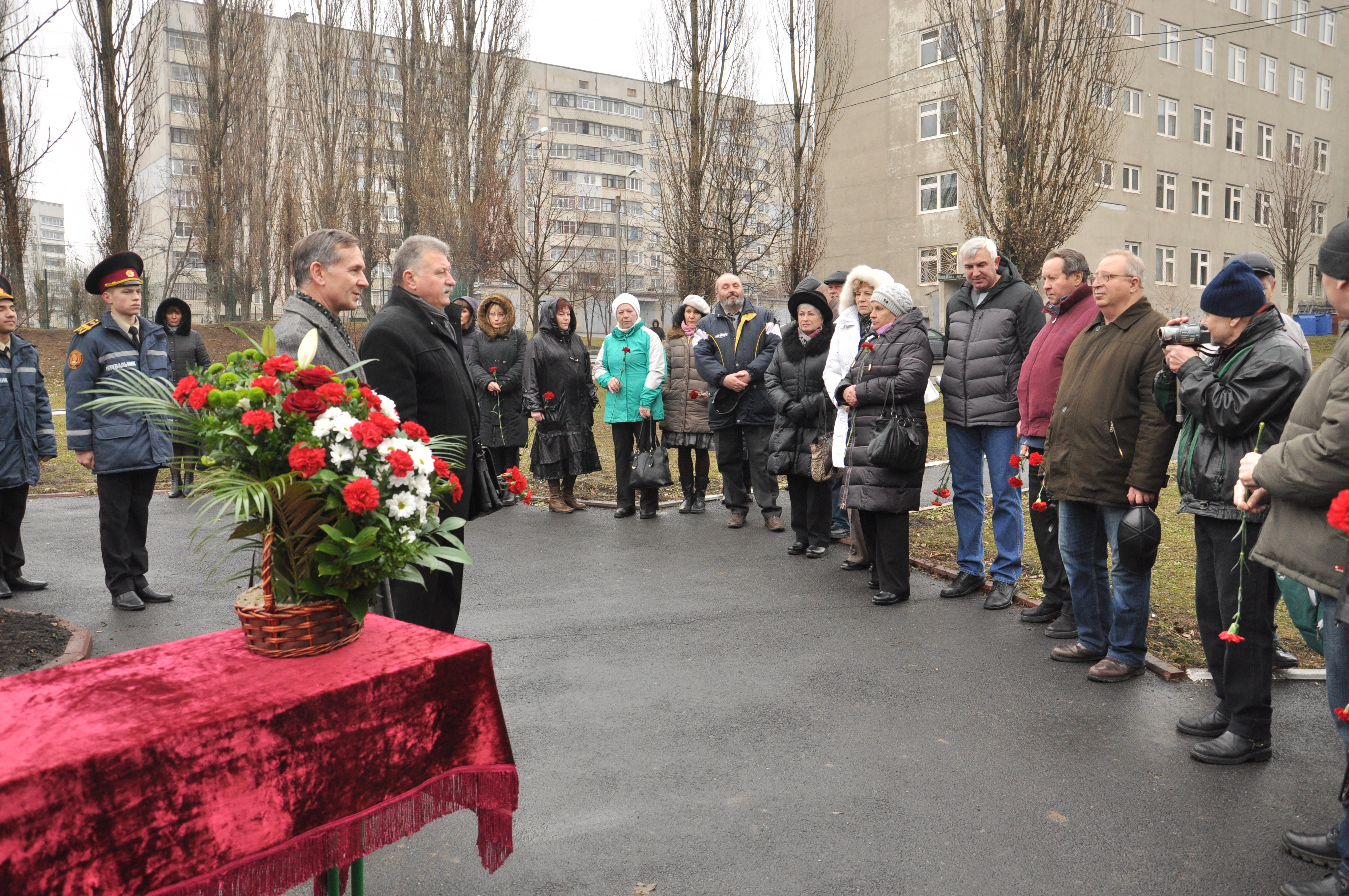 До пам'ятника чорнобильцям у Київському районі поклали квіти