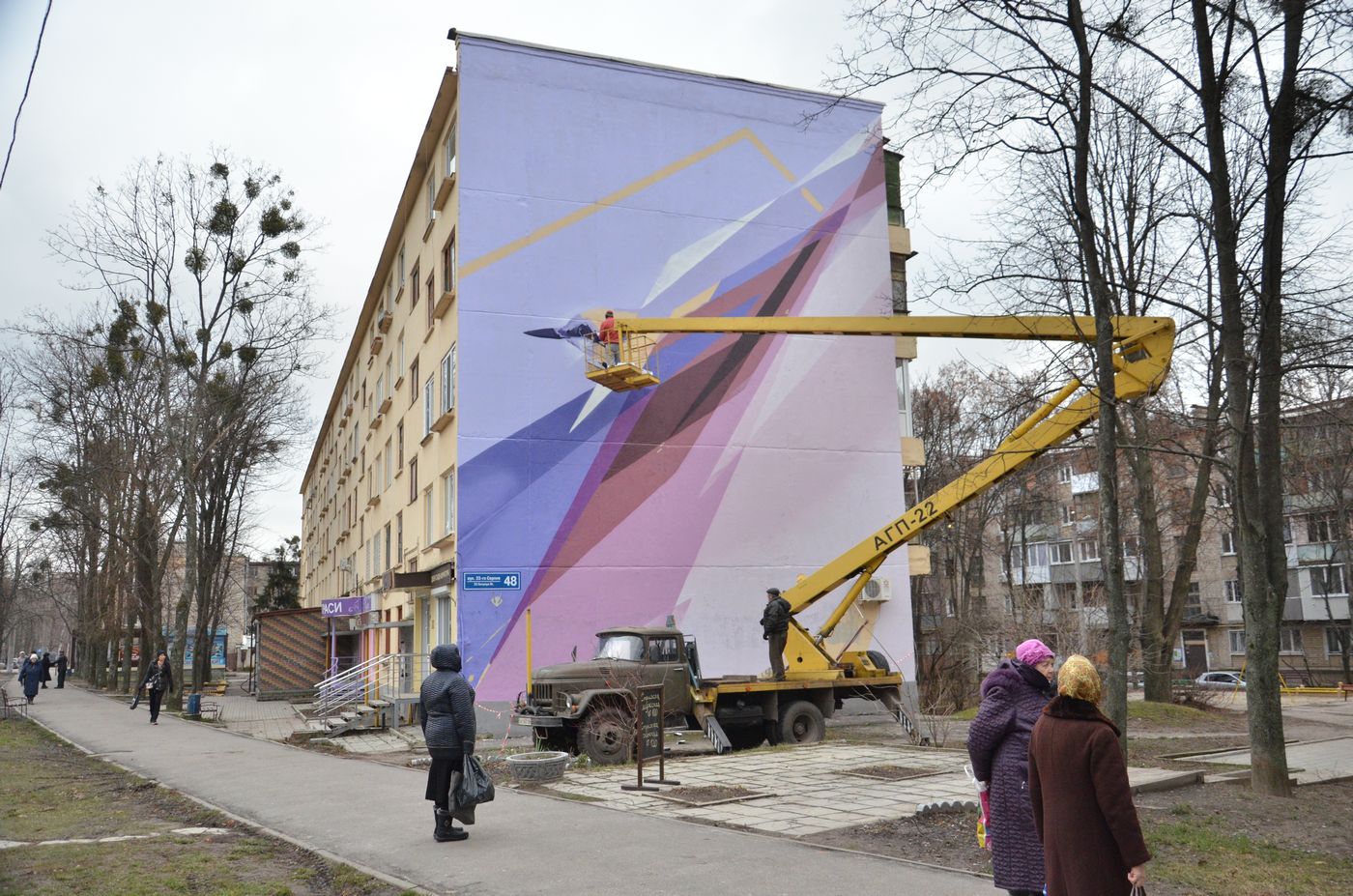 Львів'янин малює мурал у Харкові