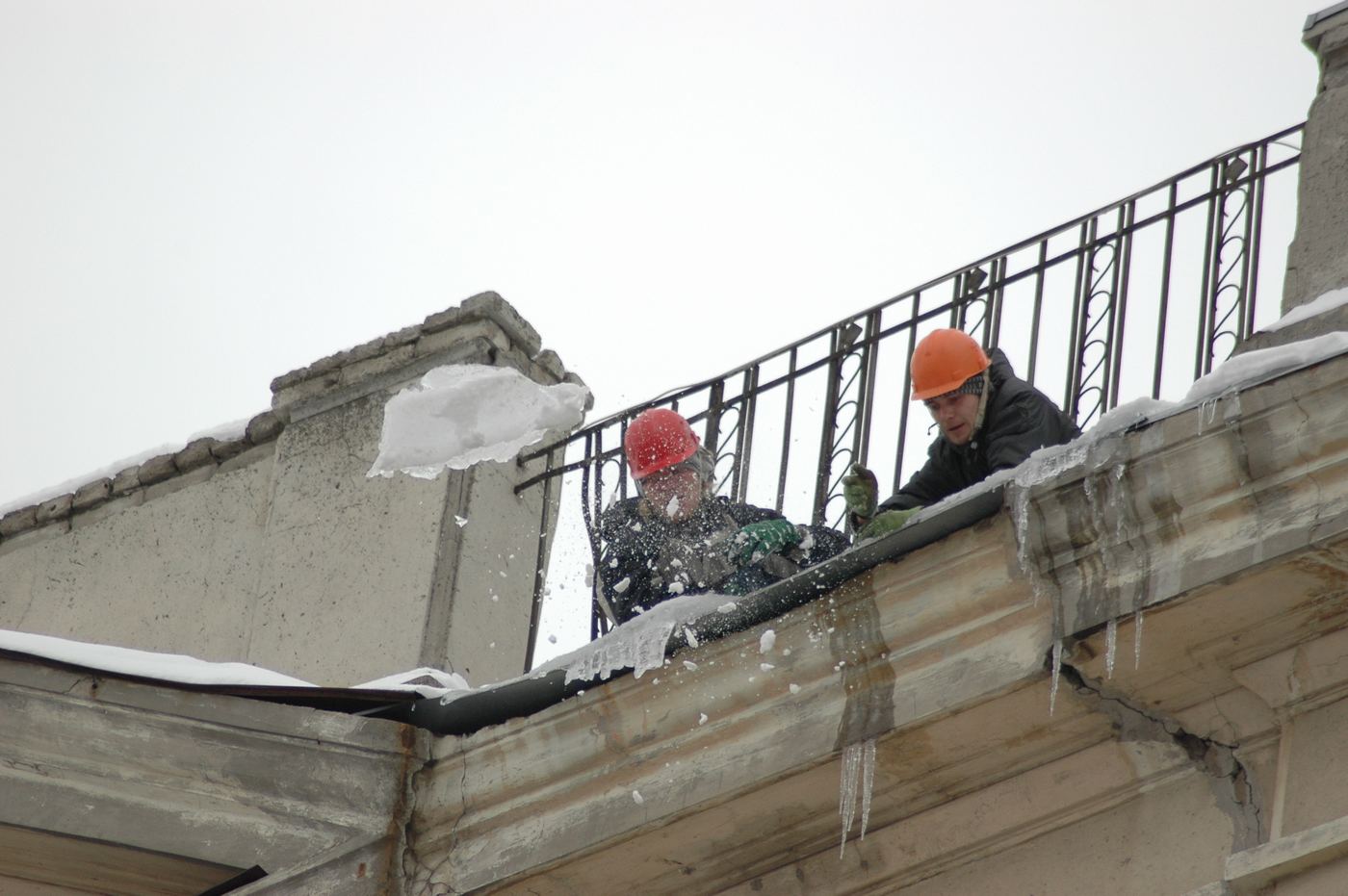 У Харкові близько 50 бригад прибирають сніг з покрівель