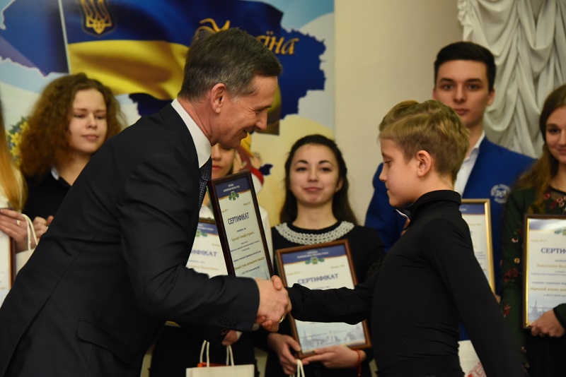 У Київському районі вручили сертифікати стипендіатам міської ради 