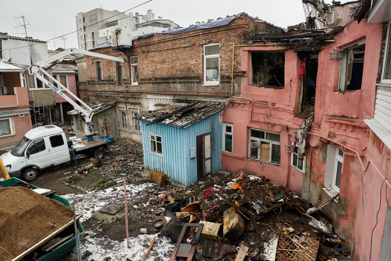 Комунальники відновлюють будинок, що постраждав від пожежі, у провулку Плетнівському