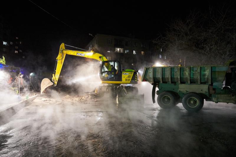 Аварію на тепломережі по вулиці Шатилівській усуватимуть у цілодобовому режимі