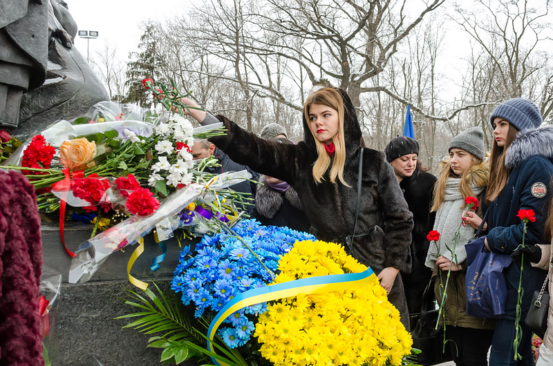 Харків'яни поклали квіти до пам'ятника Тарасові Шевченку