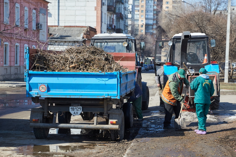 В Основ'янському районі впорядковують територію