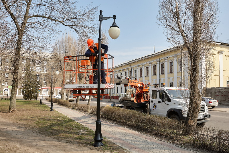 У харківських парках і скверах приводять до ладу світильники