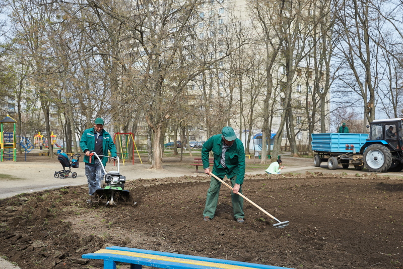У районах міста приводять до ладу зони відпочинку