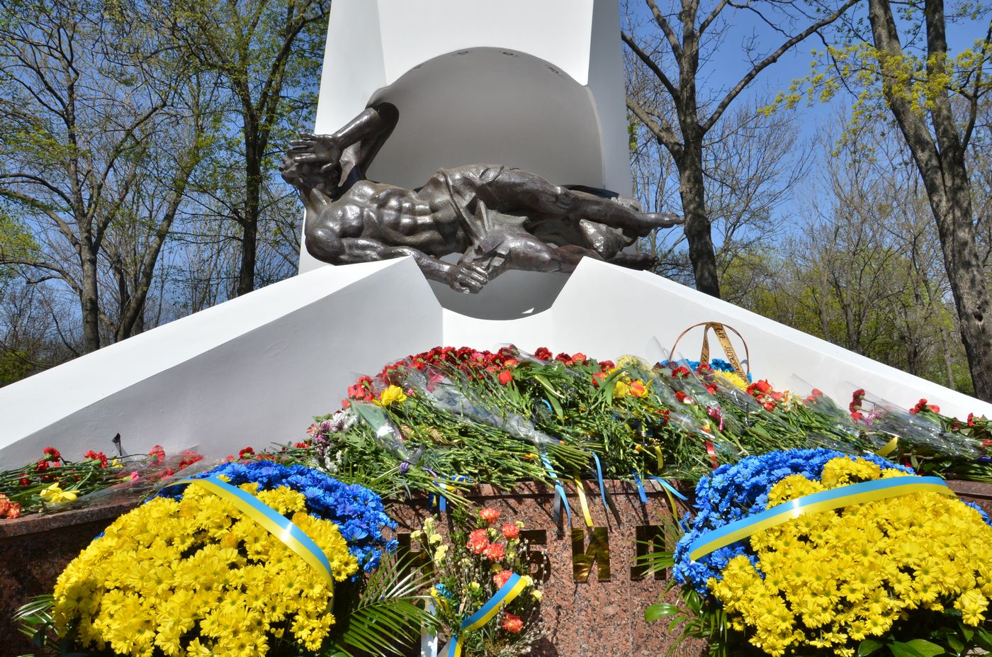 Харків'яни поклали квіти до пам'ятника жертвам Чорнобильської катастрофи 