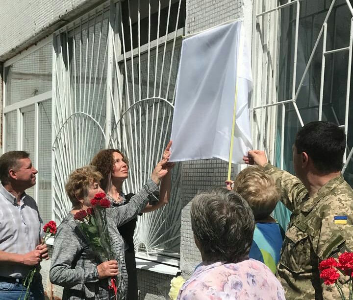 У школі №148 встановили меморіальну дошку воїну-афганцю