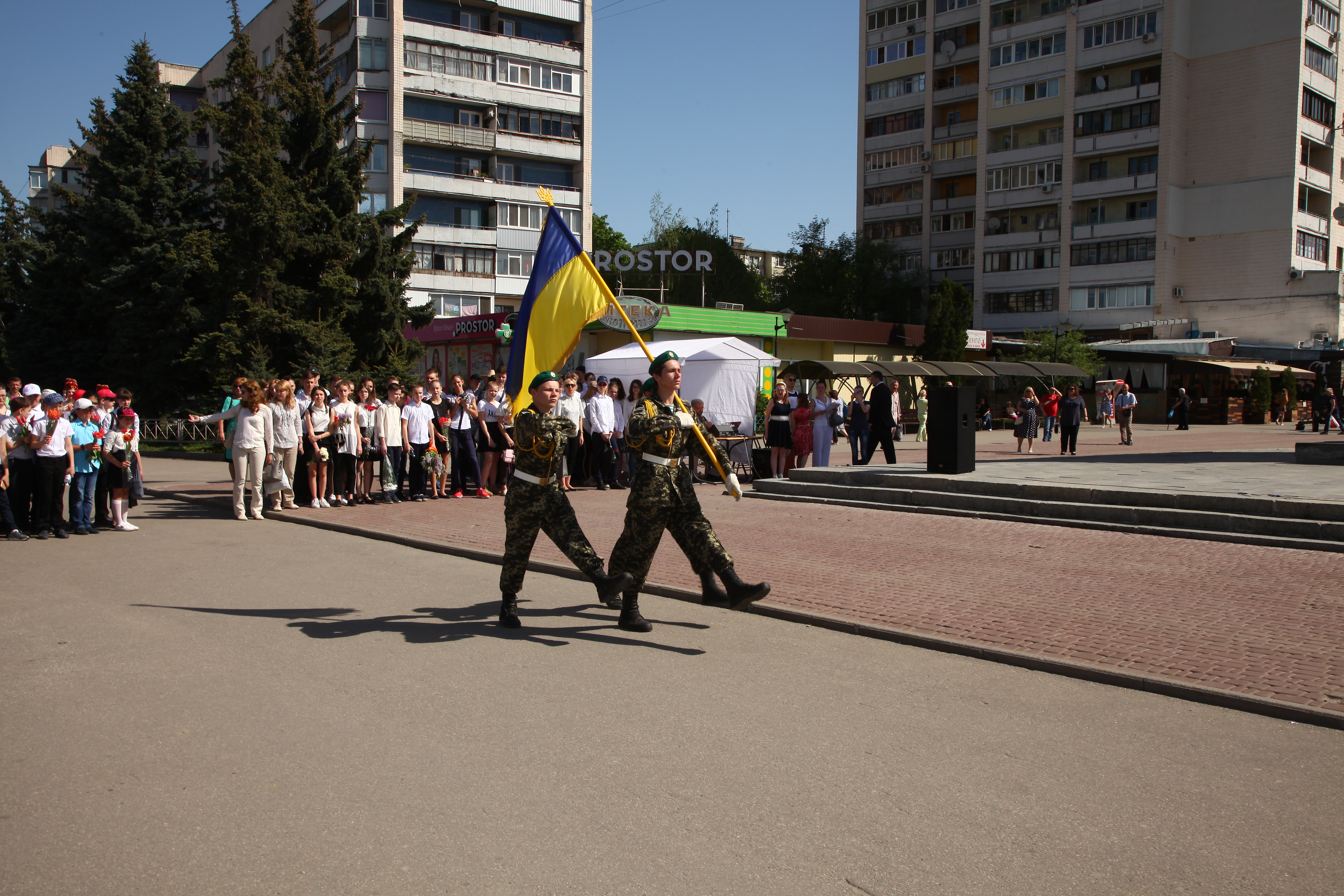 Харків'яни поклали квіти до пам'ятника Воїну-визволителю