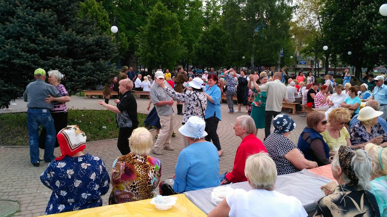 Для жителів Індустріального району пройшов концерт до Дня Перемоги