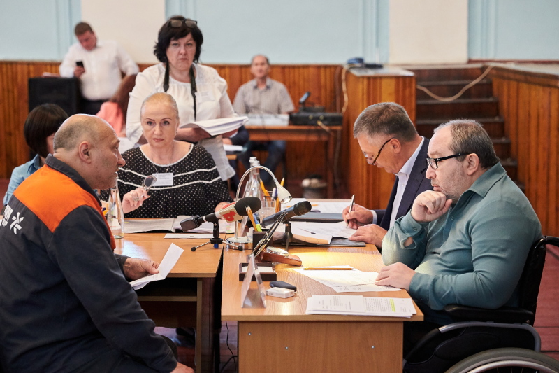Геннадій Кернес провів прийом на заводі «Світло шахтаря»