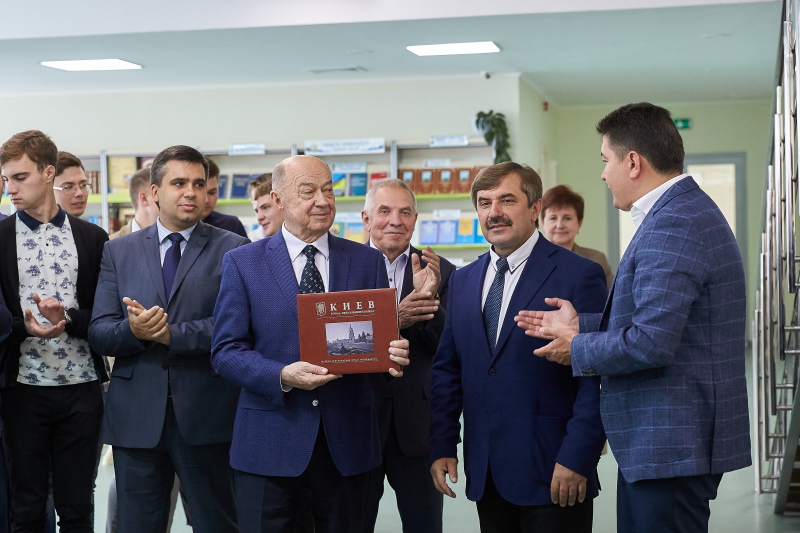 Юридичному університету передали унікальні видання про історію Харкова