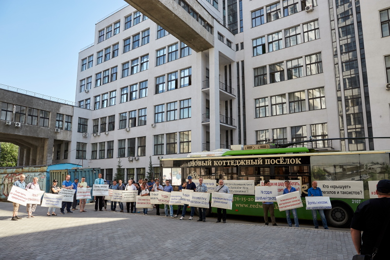 Співробітники харківських депо вийшли на акцію протесту