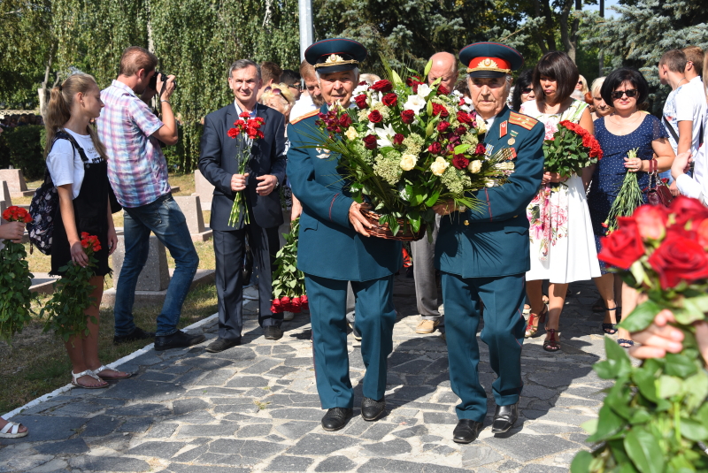 У Київському районі поклали квіти на Алеї Слави