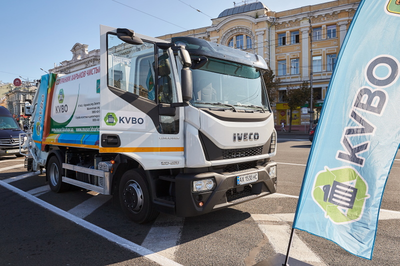 Нова техніка для прибирання відходів вийшла на вулиці Харкова