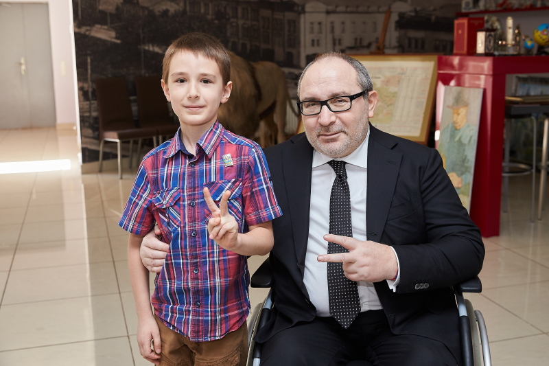 Геннадій Кернес нагородив юного чемпіона світу з шахів Тихона Черняєва
