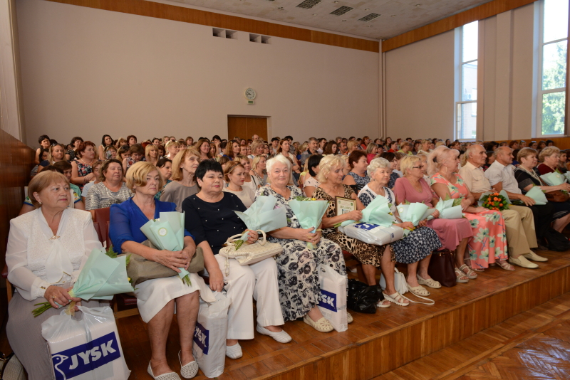 Вчителів Індустріального району привітали з початком навчального року