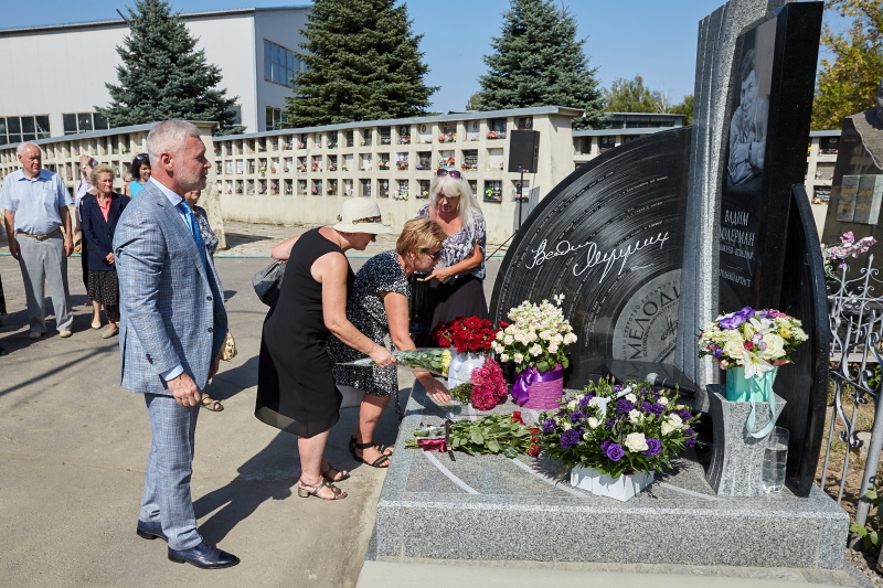 На могилі Вадима Мулермана встановили пам'ятник