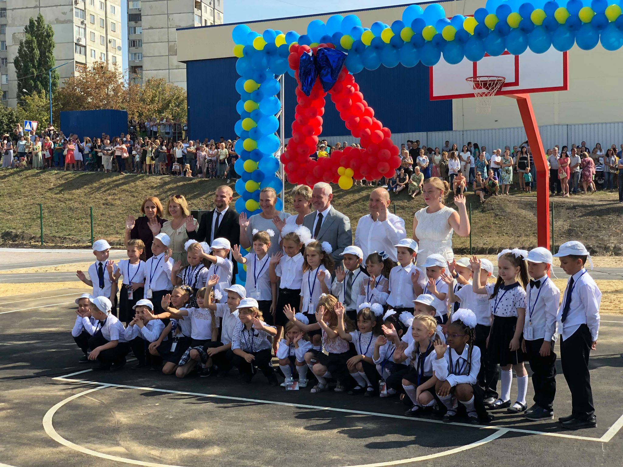 У школі №145 відкрили новий стадіон