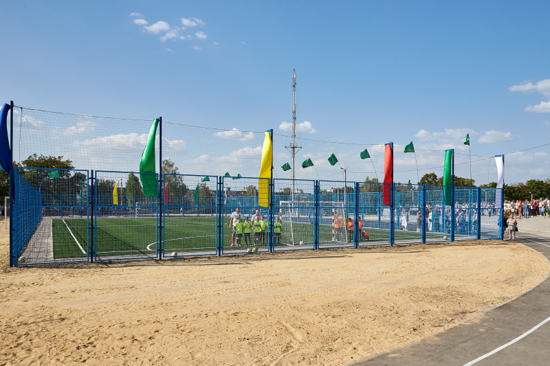 На Салтівці відкрили сучасний шкільний стадіон 