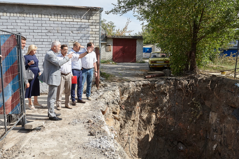 На вулиці Шатилівській приступили до заміни аварійної тепломагістралі